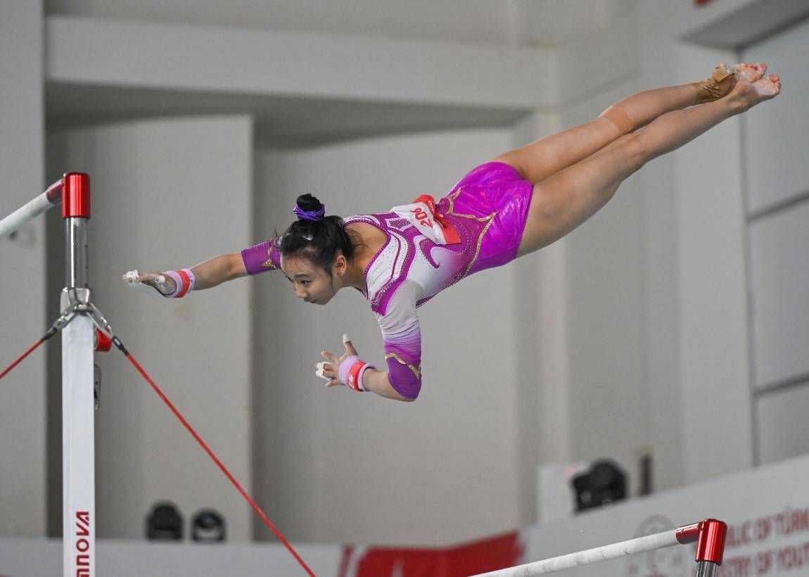 体操选手全情投入完美演绎每个动作 体操选手全情投入完美演绎每个动作