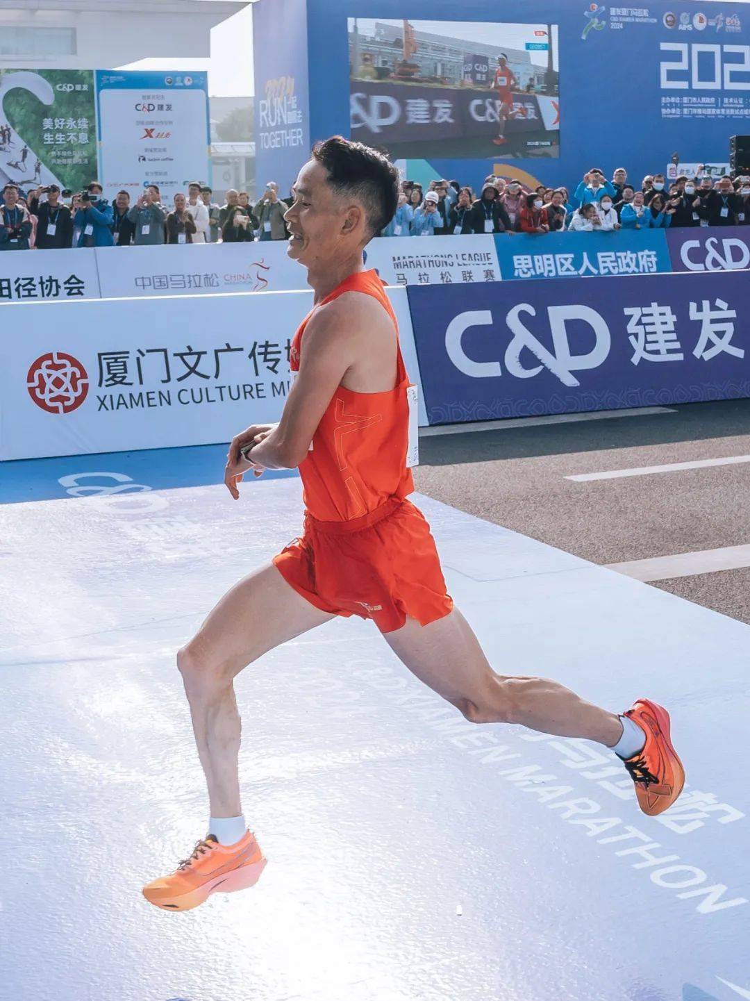包含沙特阿拉伯选手勇夺金牌，喜获掌声的词条