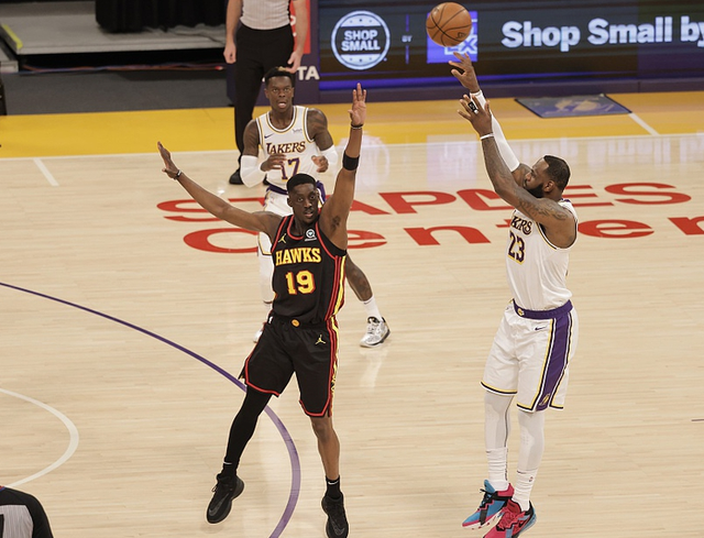 开云下载-老鹰队助教受伤离场，球队面临挑战