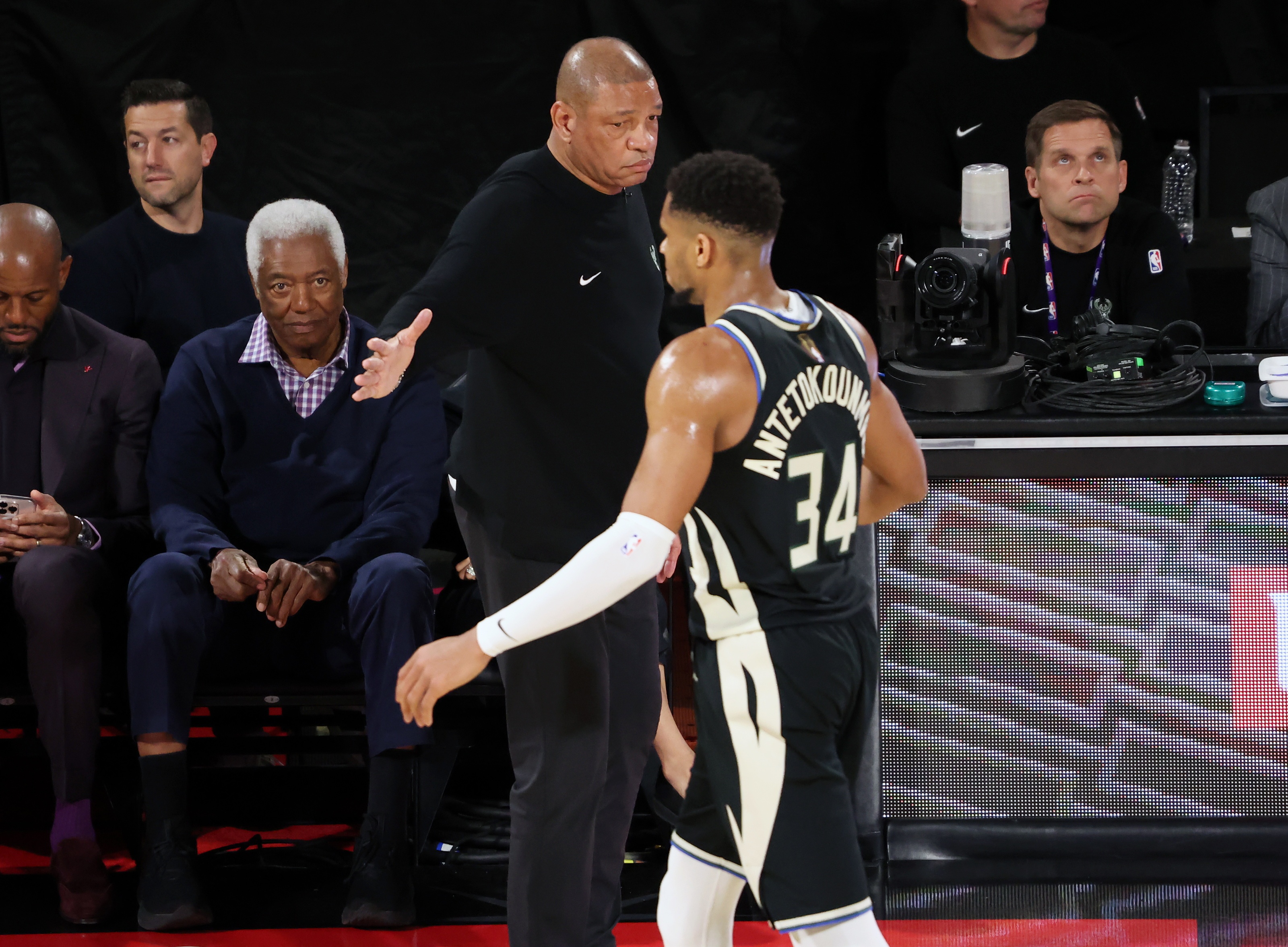 开云体育入口-包含雄鹿取得连胜，字母哥连续狂砍30+的词条