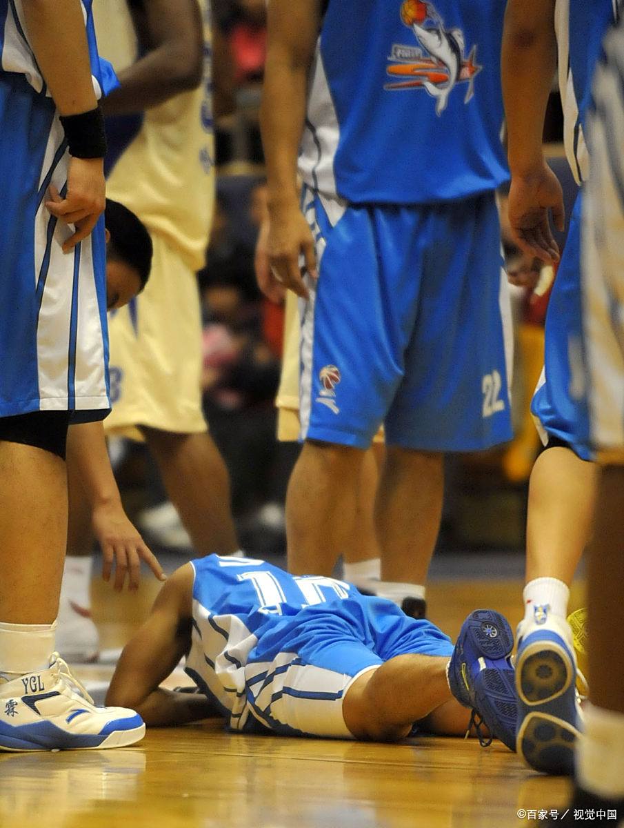 开云体育-篮球比赛中球员们展现出了紧张的竞争态势