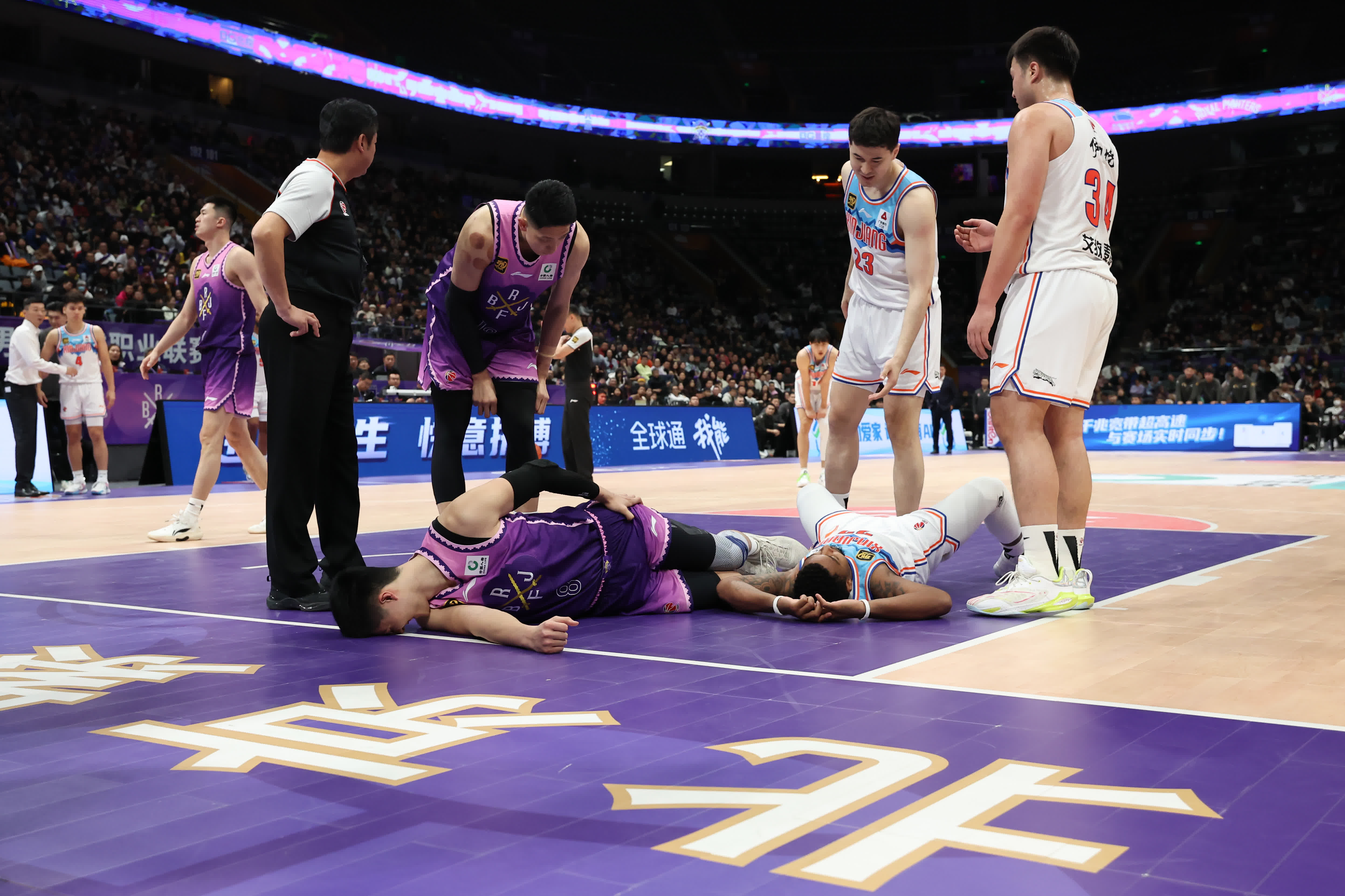 篮球比赛中球员们展现出了紧张的竞争态势 篮球比赛中球员们展现出了紧张的竞争态势