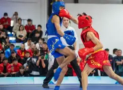 散打选手拂尘登顶，霸气十足