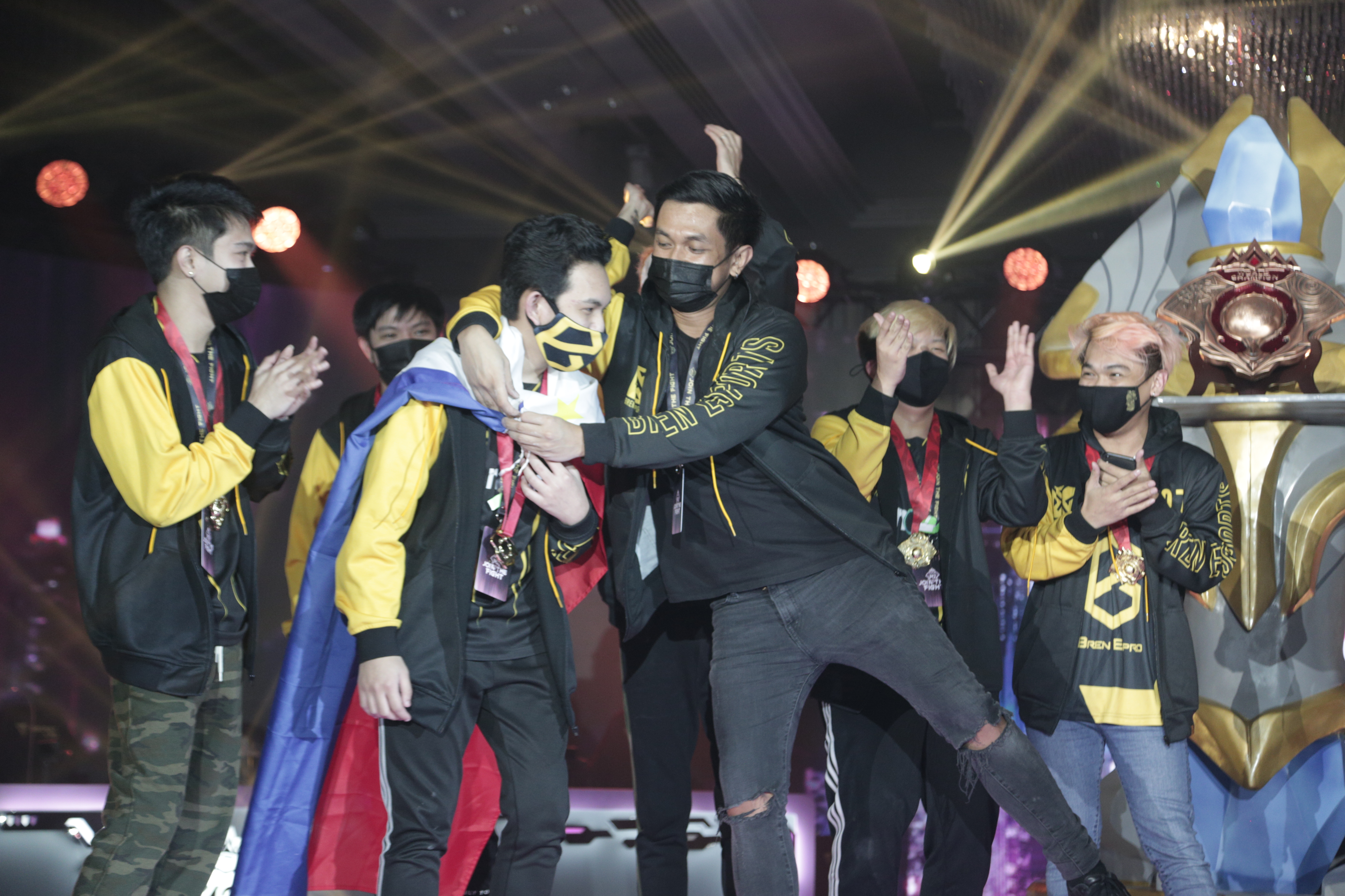 包含竞技场上的精英争霸正引发热烈讨论！的词条