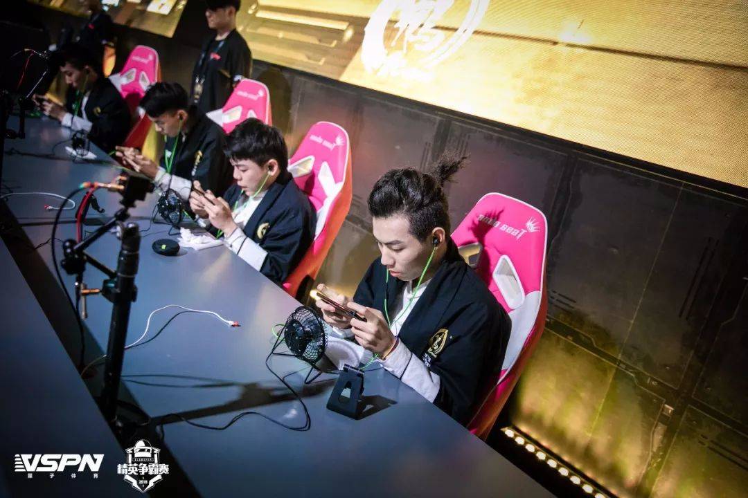 包含竞技场上的精英争霸正引发热烈讨论！的词条