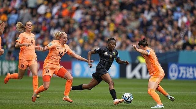 荷兰队豪取胜利,成功晋级下一阶段 荷兰队豪取胜利,成功晋级下一阶段