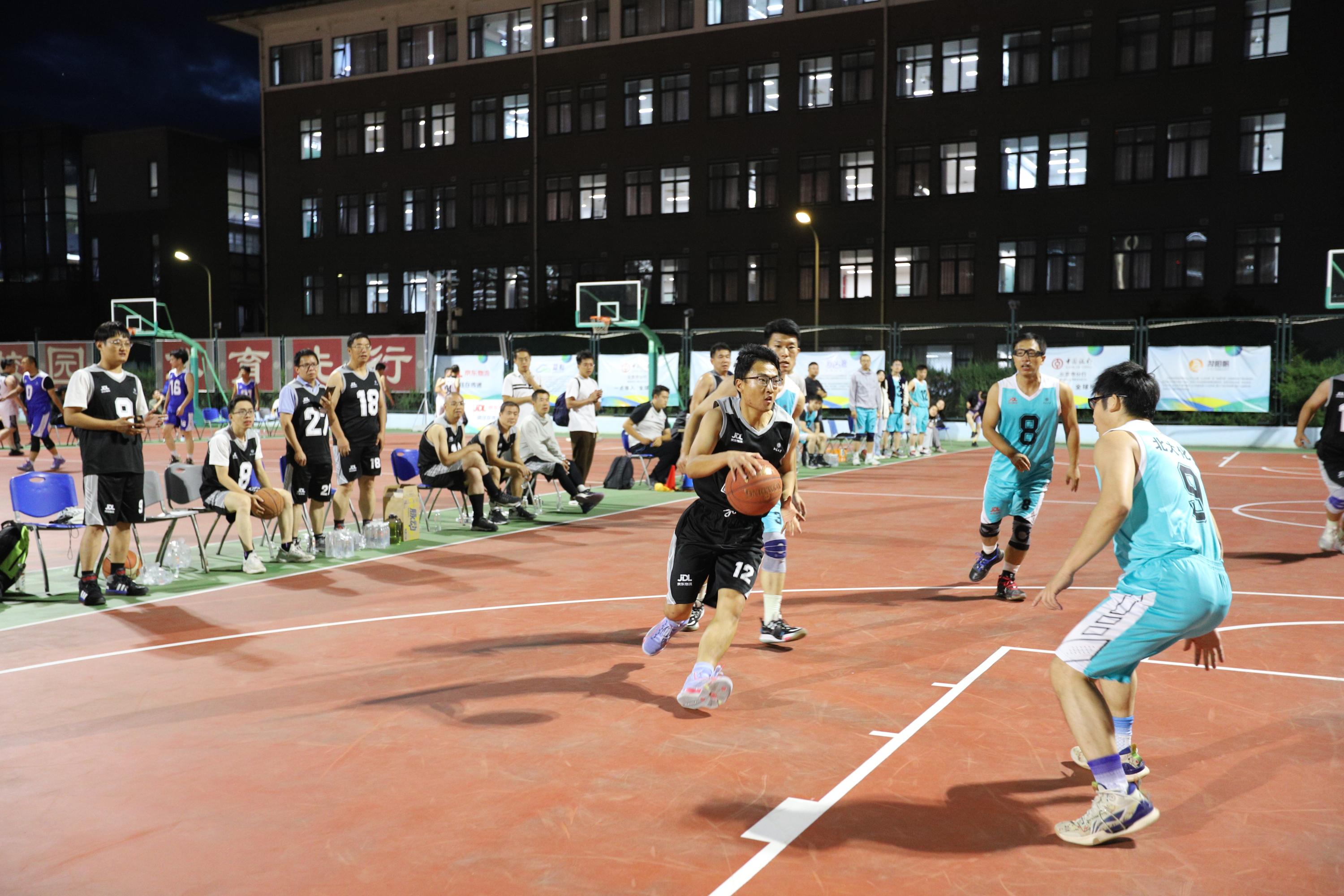 职业篮球赛场上激烈的较量引人入胜 职业篮球赛场上激烈的较量引人入胜