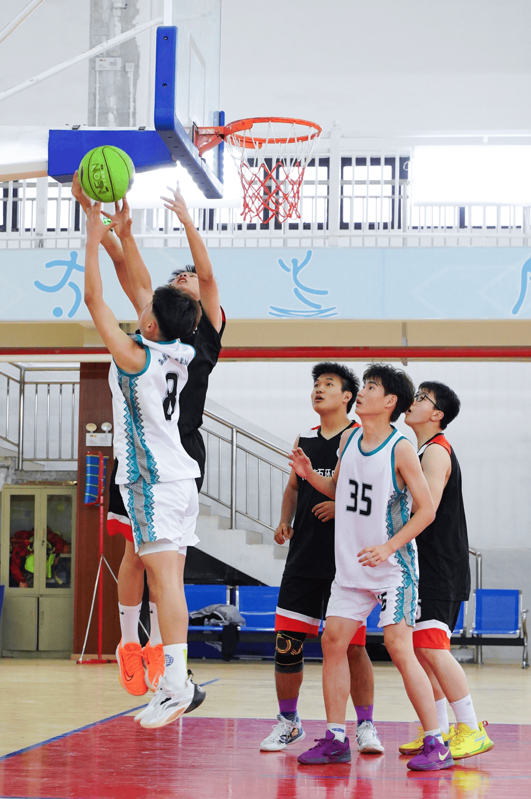 职业篮球赛场上激烈的较量引人入胜 职业篮球赛场上激烈的较量引人入胜