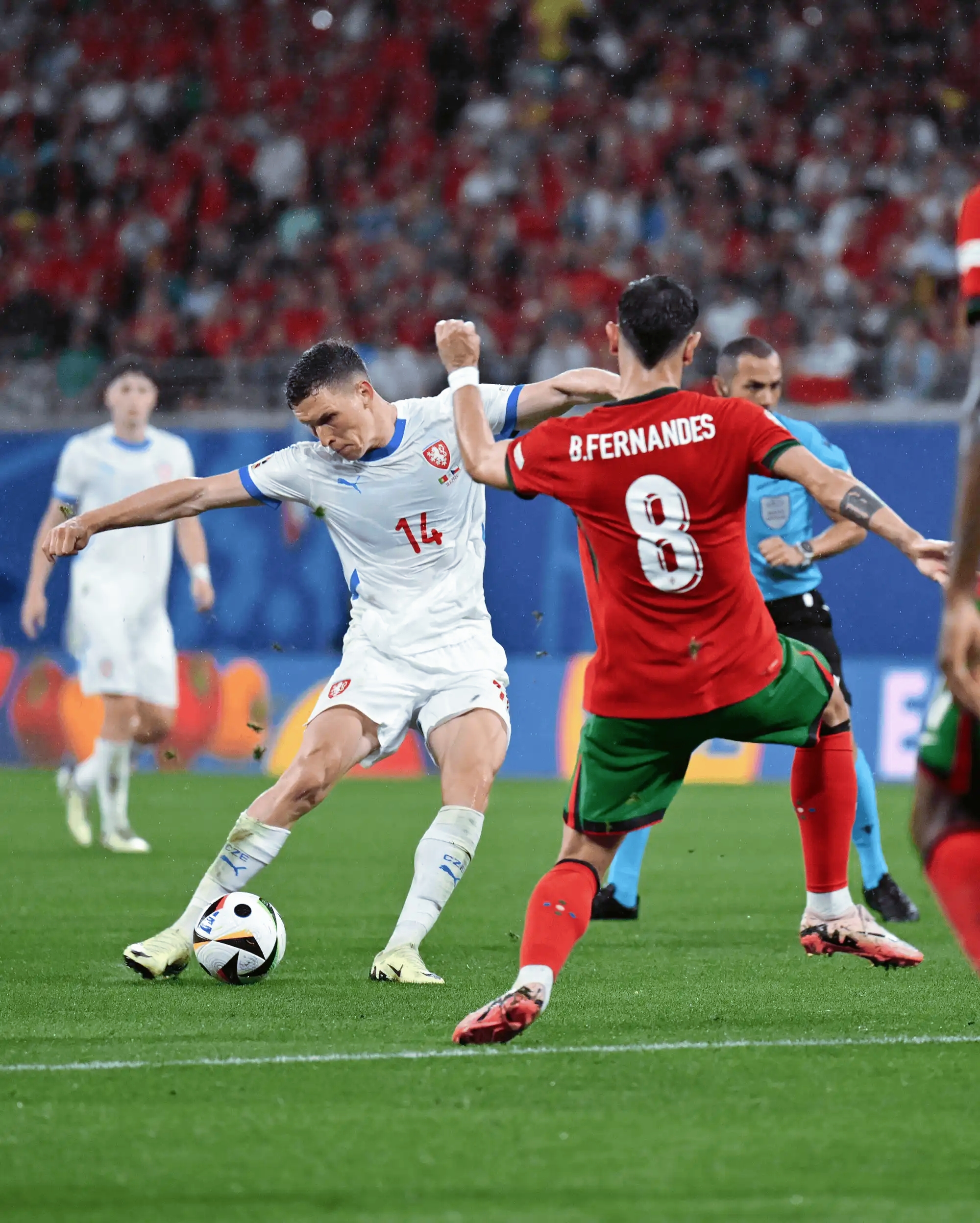 欧洲联赛场面火热,球队实力均衡对战 欧洲联赛场面火热,球队实力均衡对战