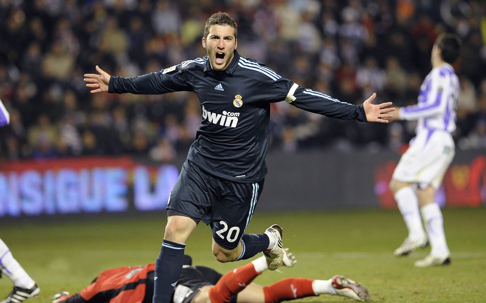 开云体育平台APP-两极交响，阿尔卡拉斯在澳网与温网间点燃的时代之火