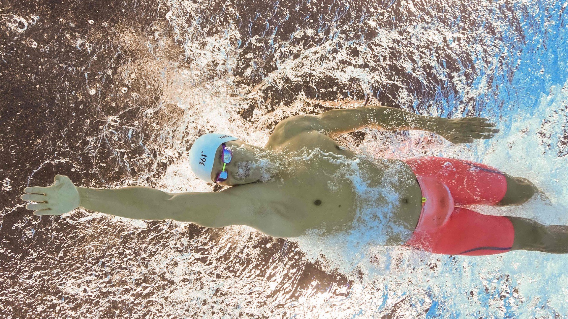 冠军之门仅开一寸，索伯车队一分之差惜败迈凯伦，新星皮亚斯特里高光表现定乾坤